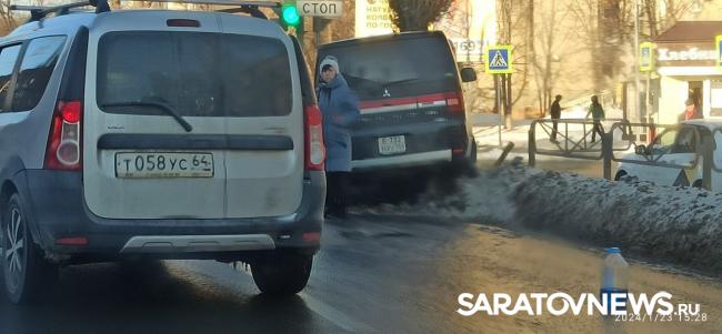 На проспекте Строителей в Саратове иномарка снесла ограждение На проспекте Строителей в Саратове иномарка снесла ограждение