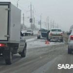 На обледенелой дороге в Саратове «Лада» врезалась в Ford