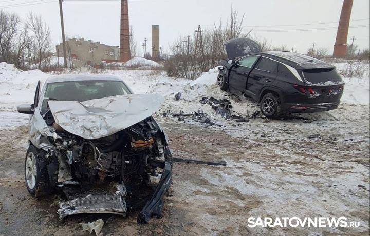 Под Саратовом столкнулись два грузовика и две иномарки Под Саратовом столкнулись два грузовика и две иномарки