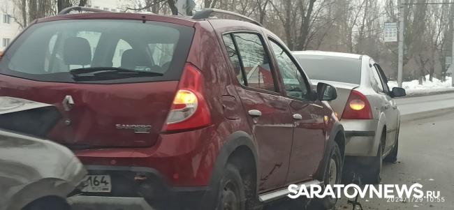 На 50 лет Октября в Саратове столкнулись три авто
