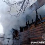В Волжском районе Саратова горит расселенный дом