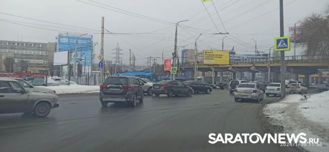 Два внедорожника столкнулись у моста на Шехурдина в Саратове Два внедорожника столкнулись у моста на Шехурдина в Саратове
