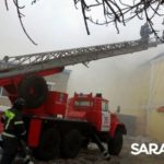 Пять пожарных расчетов тушат двухэтажное здание в Балашове