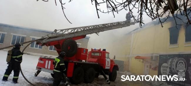 Пять пожарных расчетов тушат двухэтажное здание в Балашове Пять пожарных расчетов тушат двухэтажное здание в Балашове