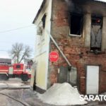 Пять пожарных расчетов тушат двухэтажное здание в Балашове