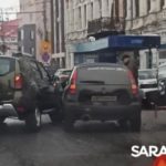 На Московской в Саратове столкнулись две легковушки и задели автовышку На Московской в Саратове столкнулись две легковушки и задели автовышку