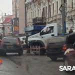 На Московской в Саратове столкнулись две легковушки и задели автовышку На Московской в Саратове столкнулись две легковушки и задели автовышку