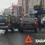 На Московской в Саратове столкнулись две легковушки и задели автовышку На Московской в Саратове столкнулись две легковушки и задели автовышку