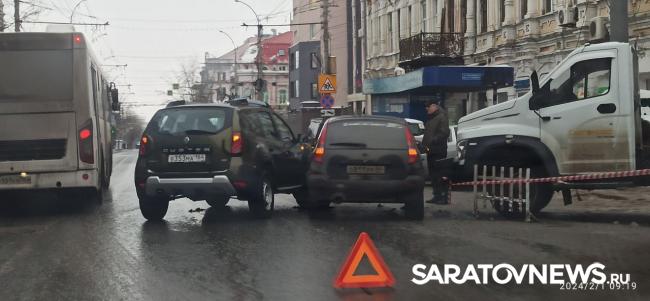 На Московской в Саратове столкнулись две легковушки и задели автовышку На Московской в Саратове столкнулись две легковушки и задели автовышку