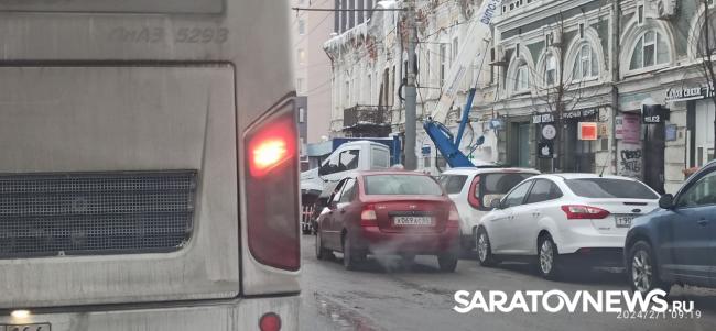 На Московской в Саратове столкнулись две легковушки и задели автовышку На Московской в Саратове столкнулись две легковушки и задели автовышку