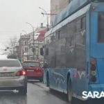 На Московской в Саратове столкнулись две легковушки и задели автовышку На Московской в Саратове столкнулись две легковушки и задели автовышку