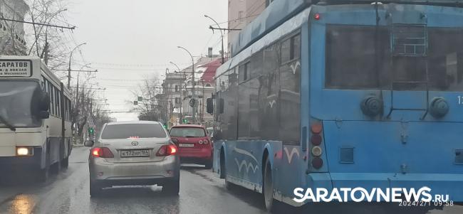 На Московской в Саратове столкнулись две легковушки и задели автовышку На Московской в Саратове столкнулись две легковушки и задели автовышку