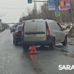 В Солнечном микрорайоне Саратова три автомобиля не поделили дорогу В Солнечном микрорайоне Саратова три автомобиля не поделили дорогу