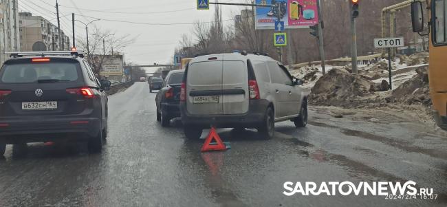 В Солнечном микрорайоне Саратова три автомобиля не поделили дорогу В Солнечном микрорайоне Саратова три автомобиля не поделили дорогу