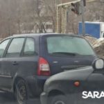 В Солнечном микрорайоне Саратова три автомобиля не поделили дорогу В Солнечном микрорайоне Саратова три автомобиля не поделили дорогу
