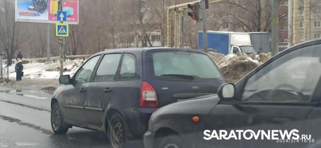 В Солнечном микрорайоне Саратова три автомобиля не поделили дорогу В Солнечном микрорайоне Саратова три автомобиля не поделили дорогу