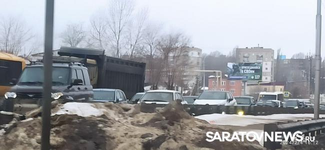 В Солнечном микрорайоне Саратова три автомобиля не поделили дорогу В Солнечном микрорайоне Саратова три автомобиля не поделили дорогу