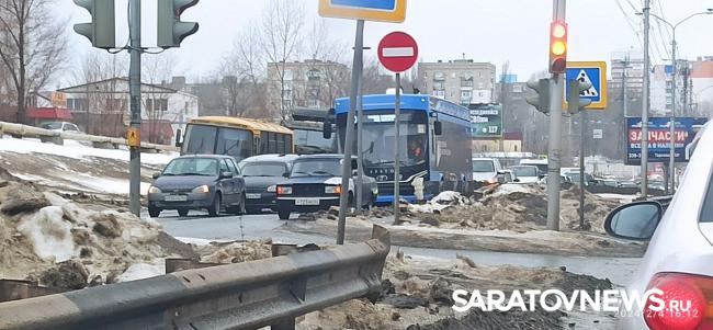 В Солнечном микрорайоне Саратова три автомобиля не поделили дорогу В Солнечном микрорайоне Саратова три автомобиля не поделили дорогу