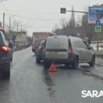 В Солнечном микрорайоне Саратова три автомобиля не поделили дорогу В Солнечном микрорайоне Саратова три автомобиля не поделили дорогу
