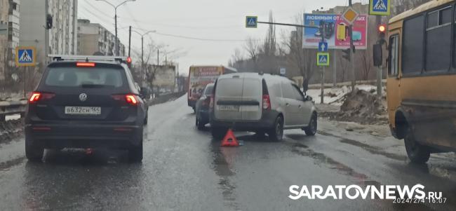 В Солнечном микрорайоне Саратова три автомобиля не поделили дорогу В Солнечном микрорайоне Саратова три автомобиля не поделили дорогу