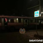 На Чернышевского в Саратове автобус № 90 въехал в столб