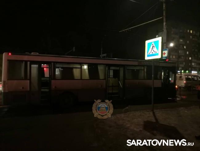 На Чернышевского в Саратове автобус № 90 въехал в столб На Чернышевского в Саратове автобус № 90 въехал в столб