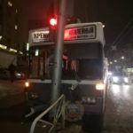 На Чернышевского в Саратове автобус № 90 въехал в столб