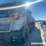 На саратовской трассе при обгоне занесло иномарку, она врезалась в фуру На саратовской трассе при обгоне занесло иномарку, она врезалась в фуру