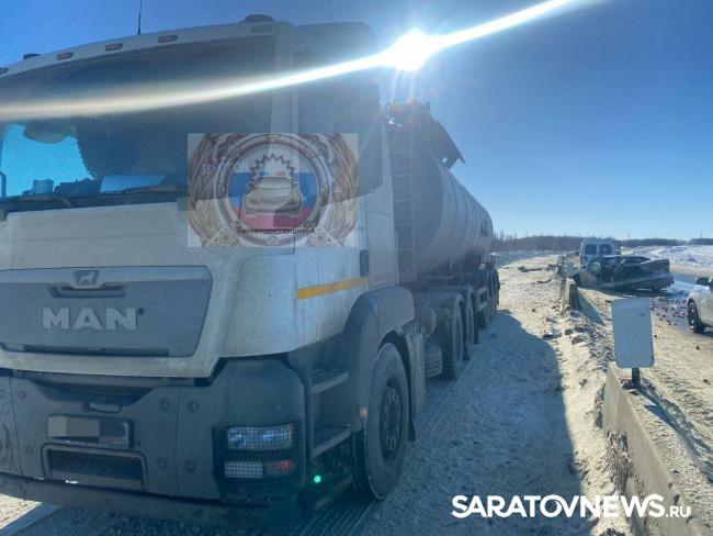 На саратовской трассе при обгоне занесло иномарку, она врезалась в фуру На саратовской трассе при обгоне занесло иномарку, она врезалась в фуру