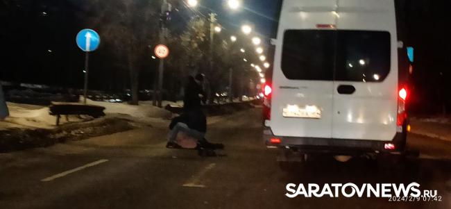 На Тархова в Саратове «ГАЗель» сбила женщину На Тархова в Саратове «ГАЗель» сбила женщину