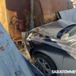 Иномарка врезалась в забор на Чернышевского в Саратове