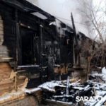 В Энгельсе одновременно горели два заброшенных дома