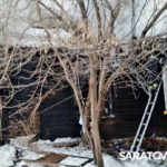 В Энгельсе одновременно горели два заброшенных дома