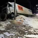Грузовик въехал в столб у саратовского поселка Соколовый