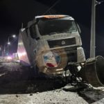 Грузовик въехал в столб у саратовского поселка Соколовый