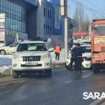 На 50 лет Октября в Саратове «КамАЗ» с иномаркой заблокировали движение троллейбусов