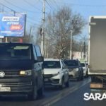 На 50 лет Октября в Саратове «КамАЗ» с иномаркой заблокировали движение троллейбусов