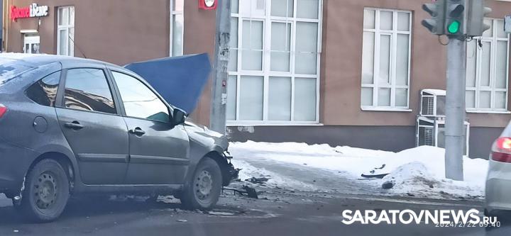 На Чернышевского в Саратове произошло тройное ДТП На Чернышевского в Саратове произошло тройное ДТП