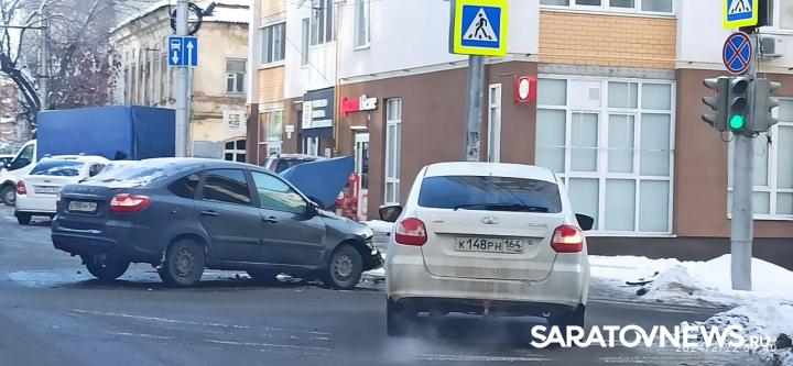 На Чернышевского в Саратове произошло тройное ДТП На Чернышевского в Саратове произошло тройное ДТП