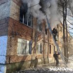 Мужчина погиб, женщина пострадала на пожаре в Летном городке Энгельса Мужчина погиб, женщина пострадала на пожаре в Летном городке Энгельса