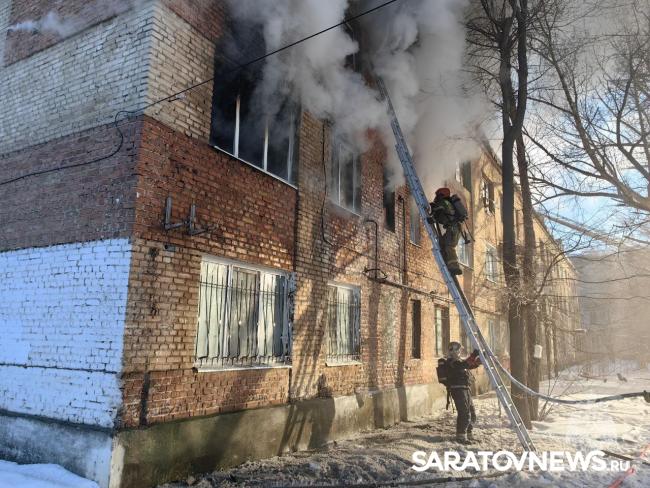 Мужчина погиб, женщина пострадала на пожаре в Летном городке Энгельса Мужчина погиб, женщина пострадала на пожаре в Летном городке Энгельса