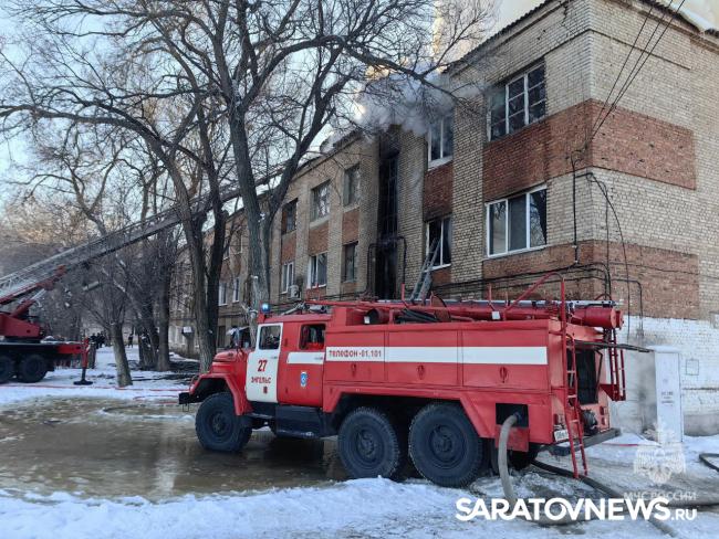 Мужчина погиб, женщина пострадала на пожаре в Летном городке Энгельса Мужчина погиб, женщина пострадала на пожаре в Летном городке Энгельса