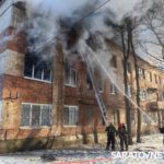 Мужчина погиб, женщина пострадала на пожаре в Летном городке Энгельса Мужчина погиб, женщина пострадала на пожаре в Летном городке Энгельса