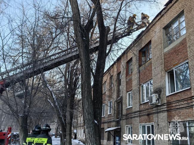 Мужчина погиб, женщина пострадала на пожаре в Летном городке Энгельса Мужчина погиб, женщина пострадала на пожаре в Летном городке Энгельса