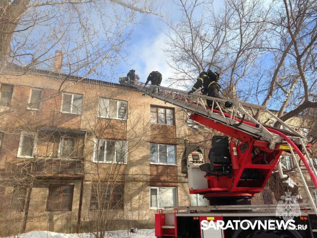 Мужчина погиб, женщина пострадала на пожаре в Летном городке Энгельса Мужчина погиб, женщина пострадала на пожаре в Летном городке Энгельса