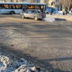В Саратове автобус сбил две «Лады» и въехал в остановку