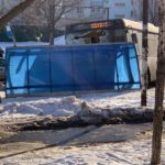 В Саратове автобус сбил две «Лады» и въехал в остановку