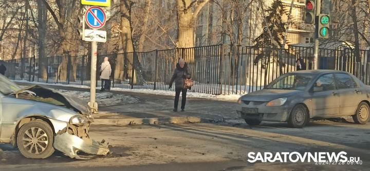Две иномарки не поделили дорогу у областного суда на Мичурина Две иномарки не поделили дорогу у областного суда на Мичурина