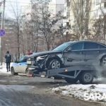 В Солнечном погрузчик улетел в ограждение после столкновения с иномаркой