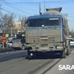 «КамАЗ’ столкнулся с иномаркой на проспекте Строителей в Саратове